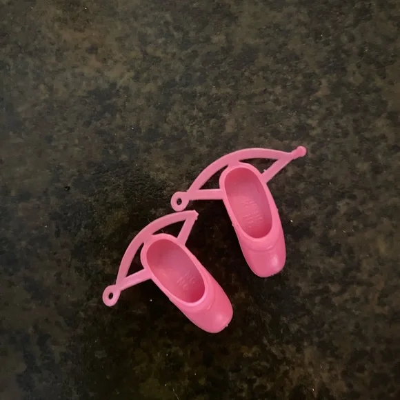 Great Shape Barbie Doll in Blue Outfit with Pink Accessories, no leg warmers - Picture 6 of 7